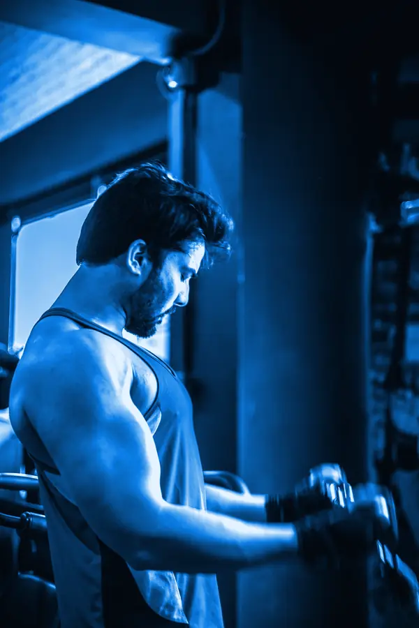 Hombre entrenando en una máquina de polea